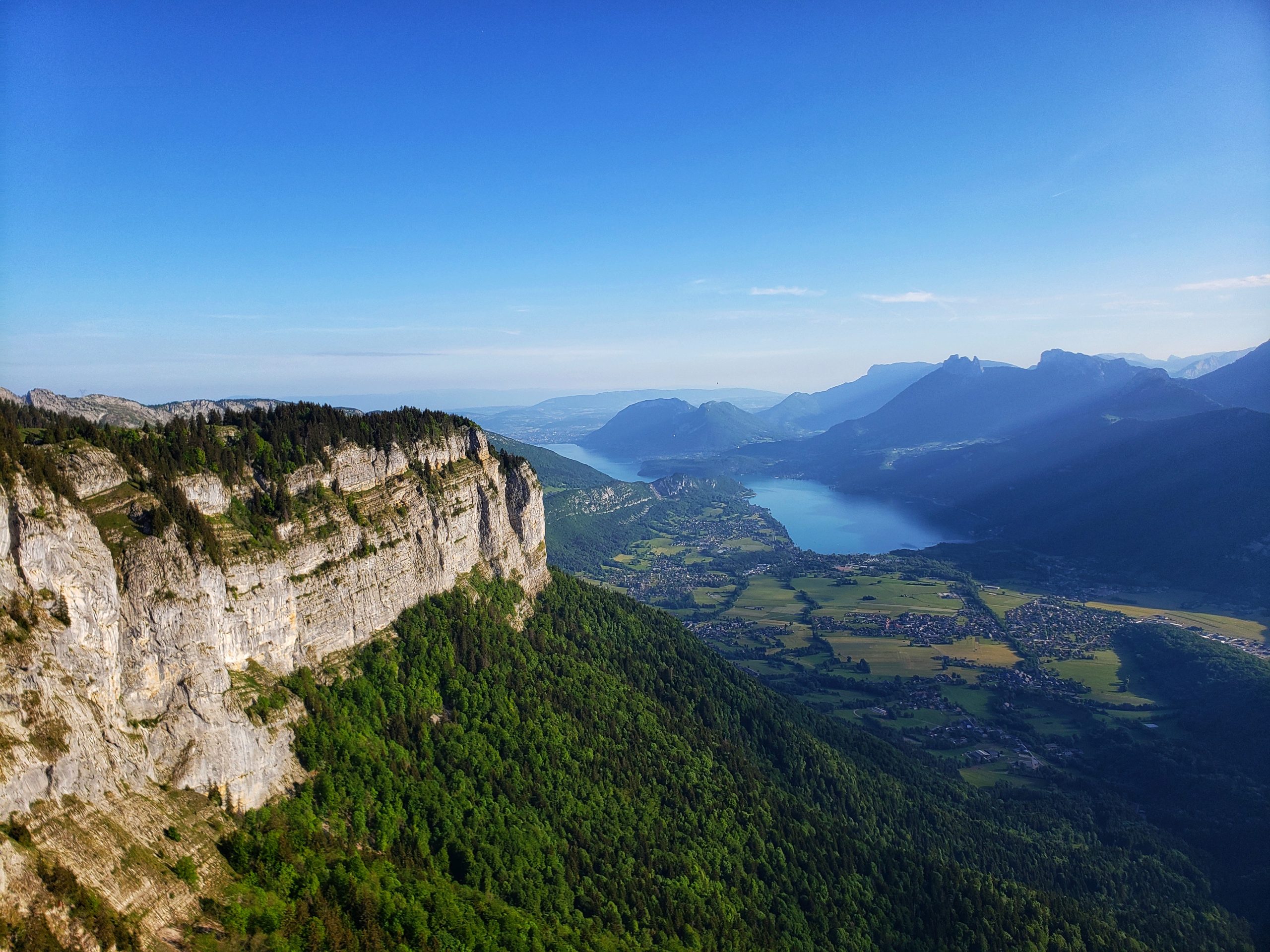 Vue sur le lac d'Annecy depuis les sentiers de montagne