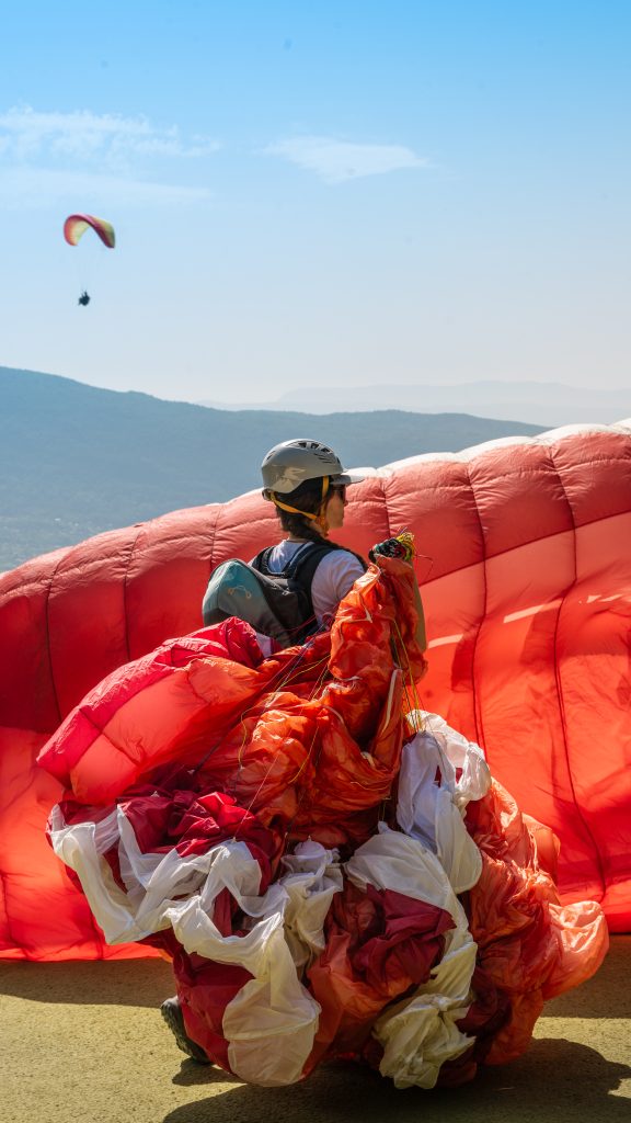 Pilote préparant son aile de parapente