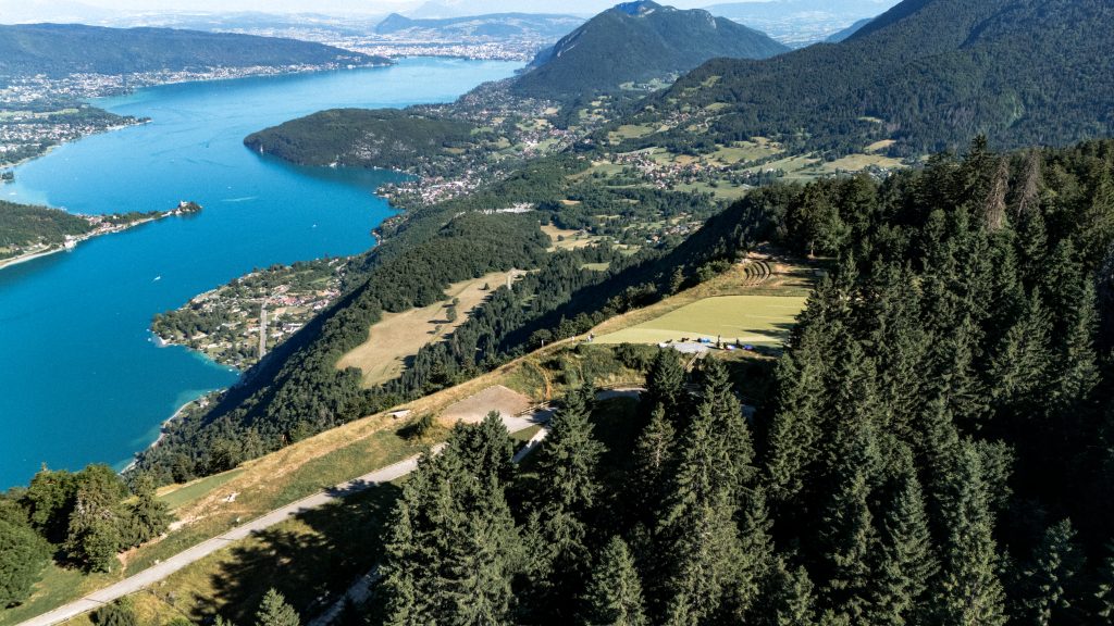 Vue aérienne du lac d'Annecy et des montagnes