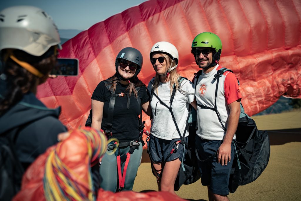 L'équipe d'Altitude Parapente Annecy avec les ailes
