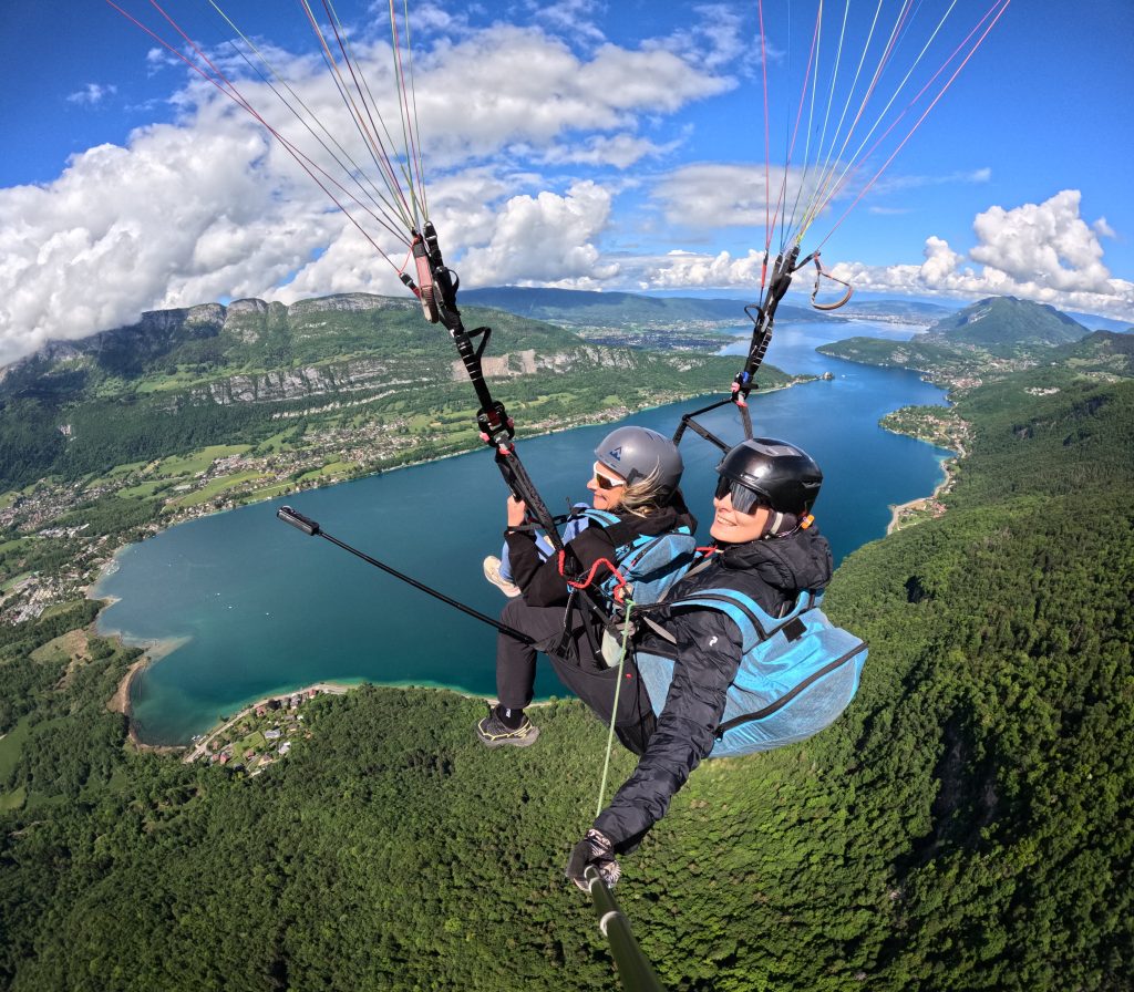 Vol en parapente biplace au-dessus du lac d'Annecy